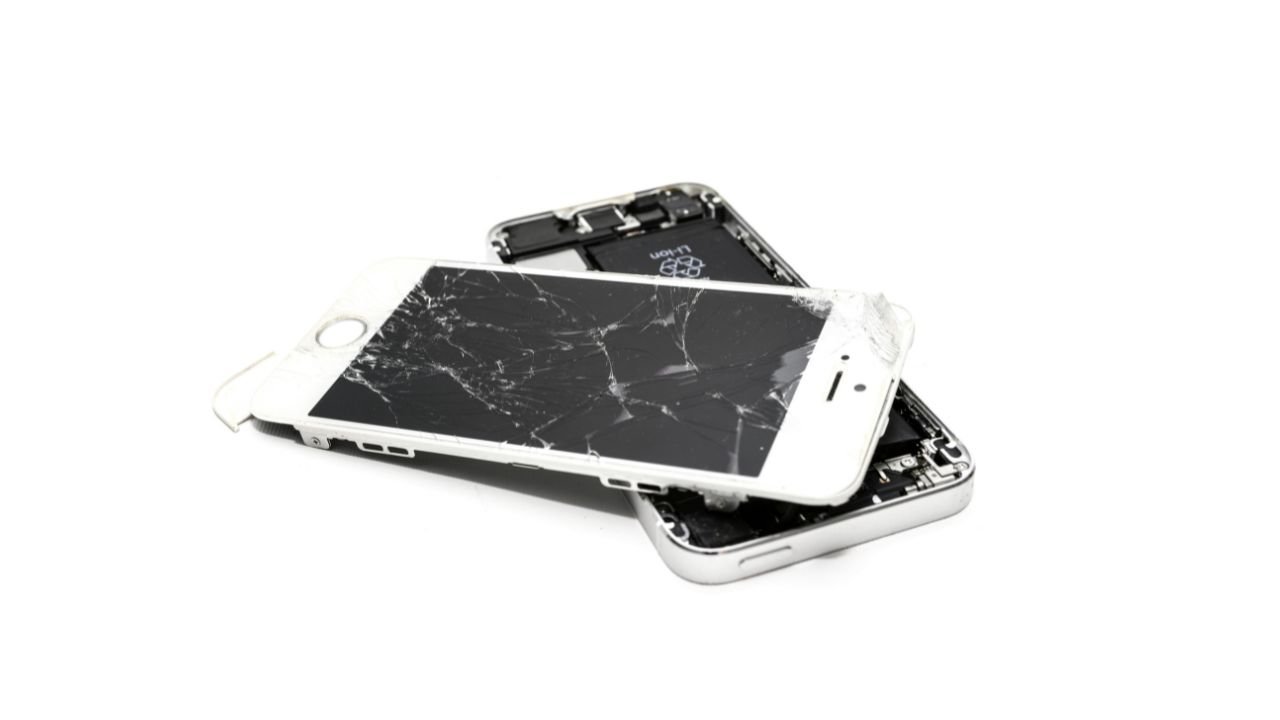 This is How Much Aussies Spend on Repairing Their Smartphones Every Single Year 