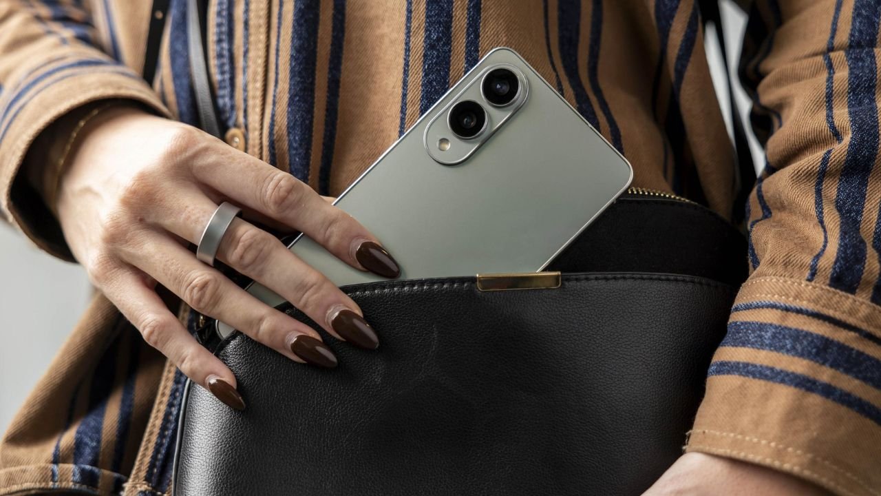 The New Samsung Galaxy S25 Edge is as Light as a Packet of Chips!