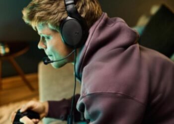 Transform Your Headphones into a Gaming Headset with This Clever Accessory Transform Your Headphones into a Gaming Headset with This Clever Accessory