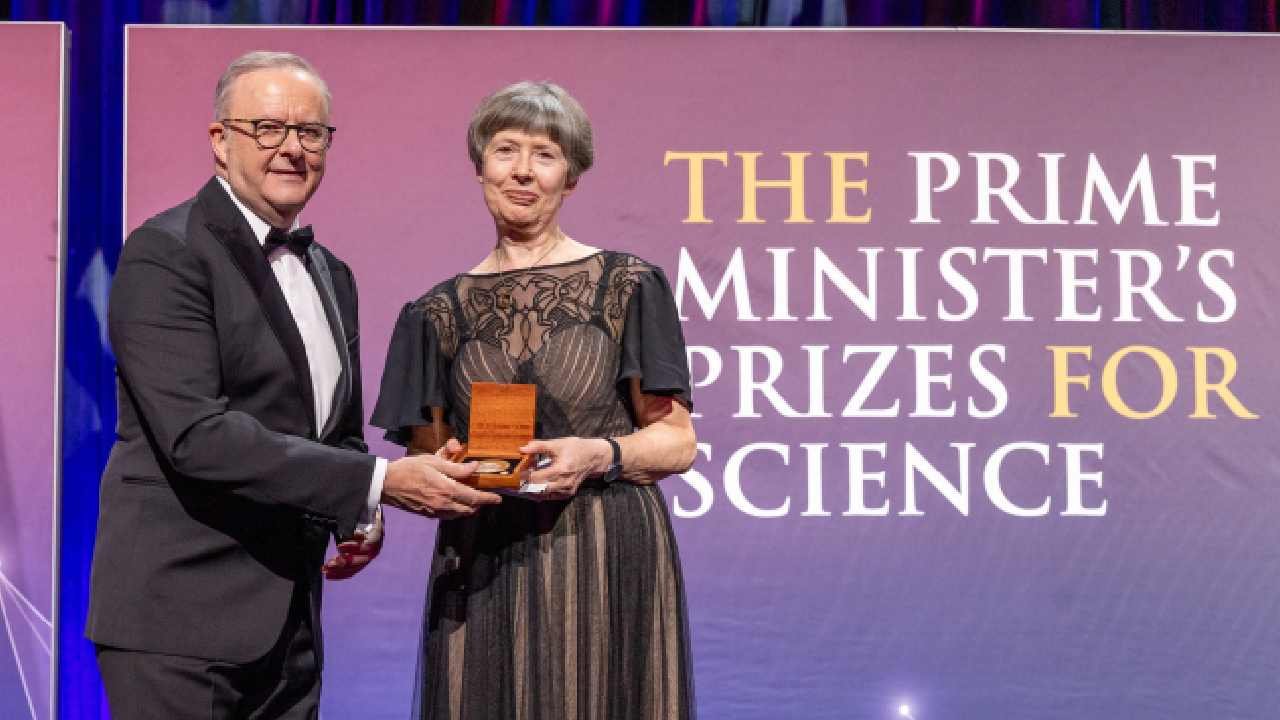 Prime Minister Anthony Albanese and Distinguished Professor Lidia Morawska