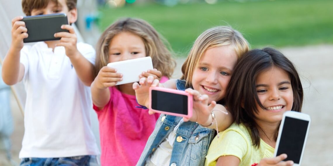 What's the Right Age to Give Your Child a Smartphone ?