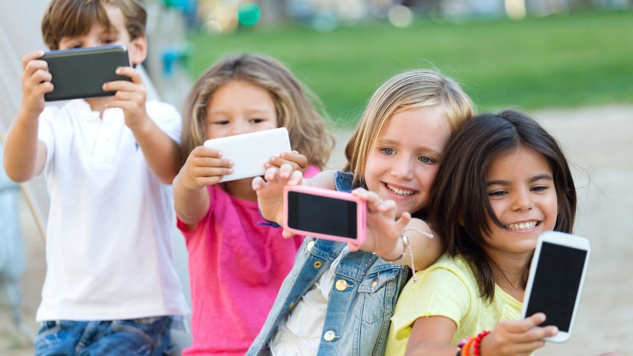 What's the Right Age to Give Your Child a Smartphone ?